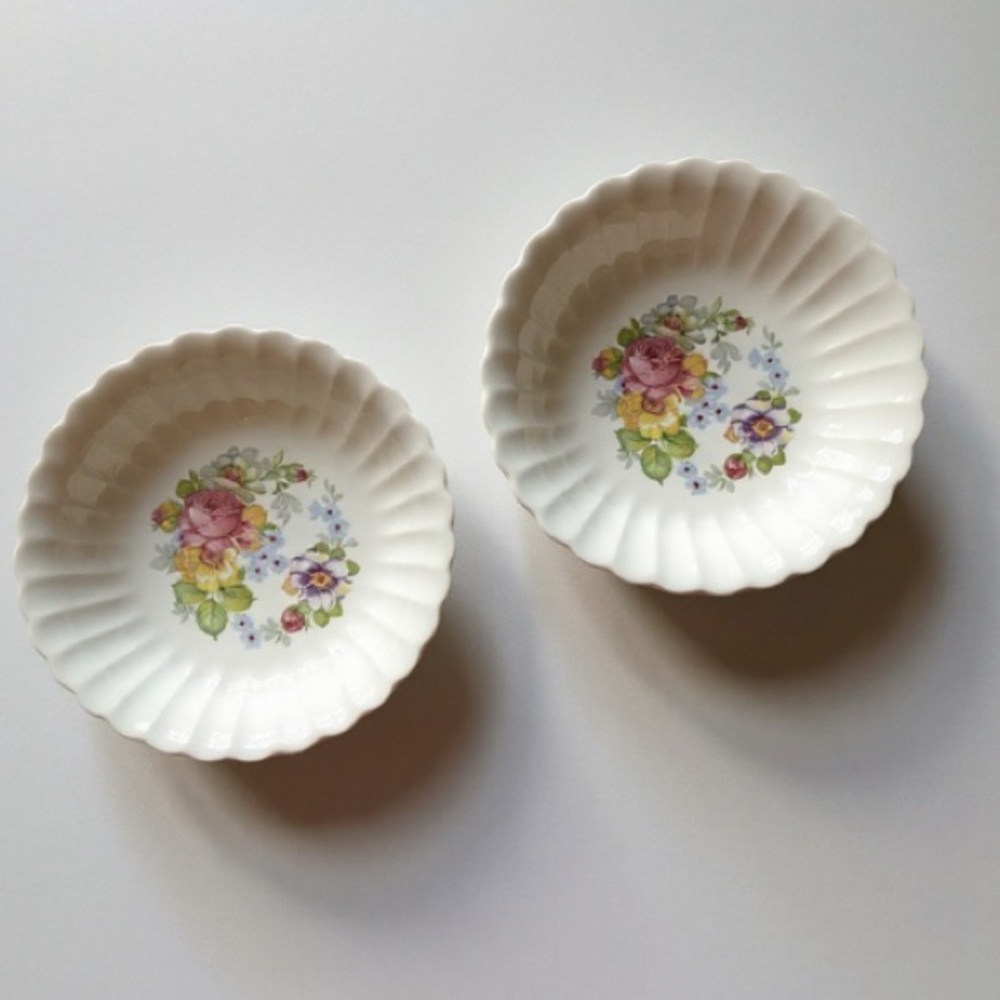 VINTAGE SET OF FLORAL BOWLS - Picture 3 of 11
